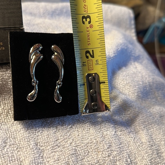 Avon Vintage 1992 Fluid Dangle Pierced Earrings SilverTone - Picture 2 of 4